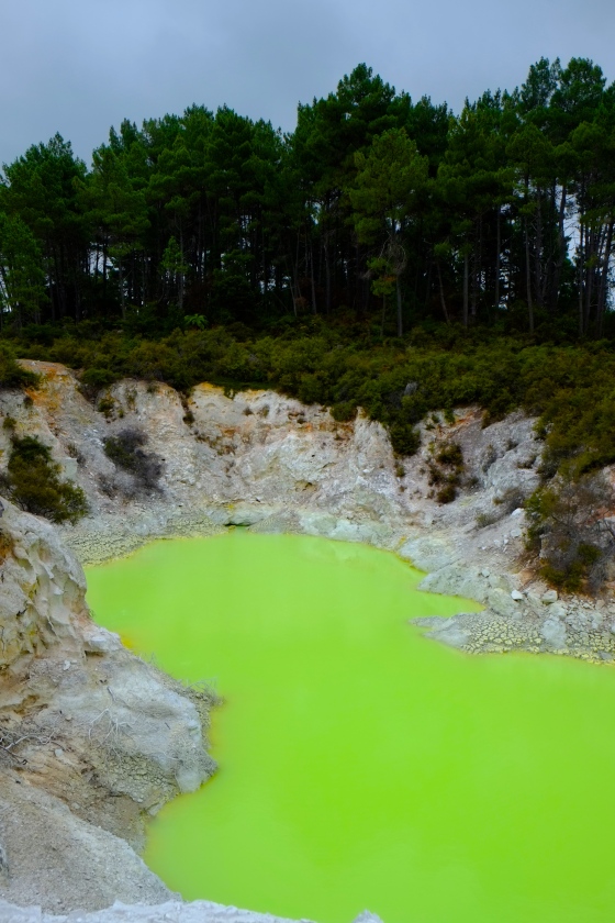 This is NOT photoshopped, the lake is called devil's bath and we doubt we'd like to take a bath in there.